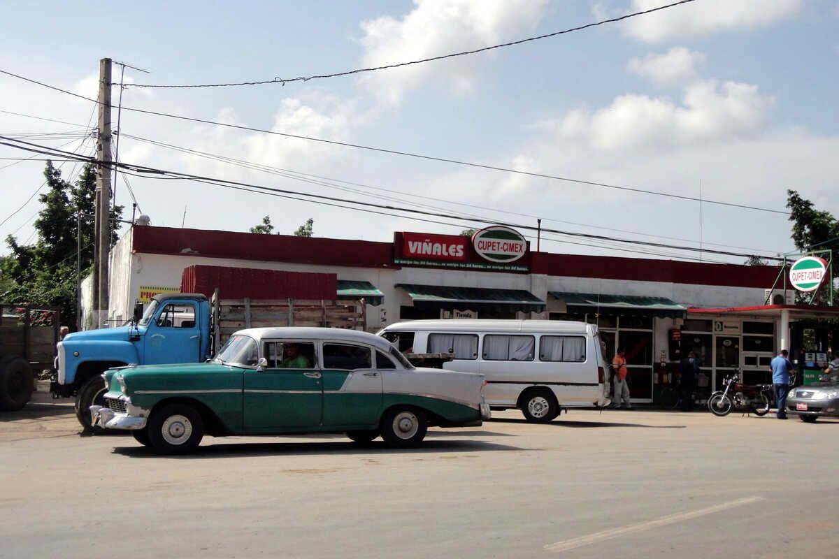 De la Cuba de los almendrones a los electrones: los vehículos eléctricos ganan popularidad en un contexto de escasez