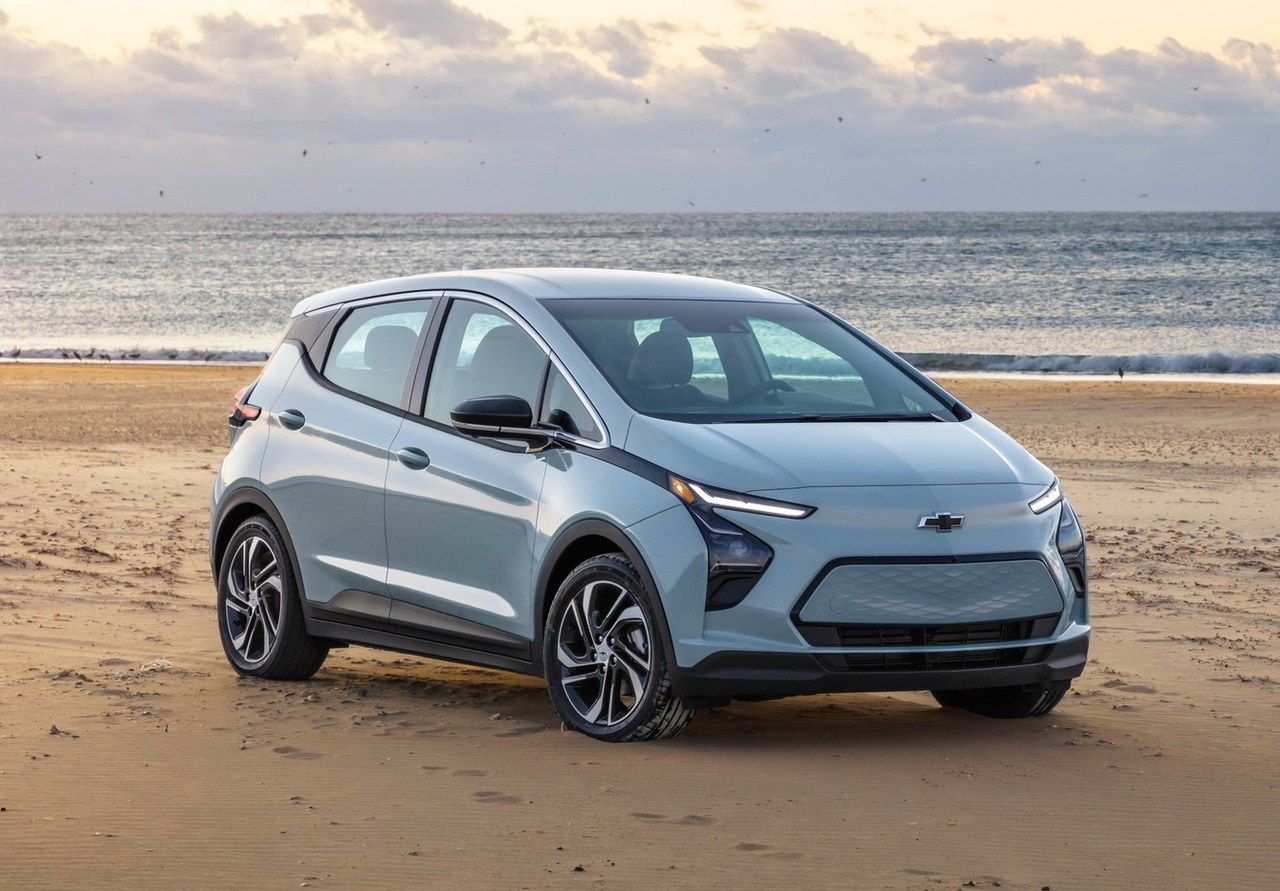 El Chevrolet Bolt es un ejemplo de que el precio es la clave. Ya no se fabrica, pero es de los modelos que más vende de GM