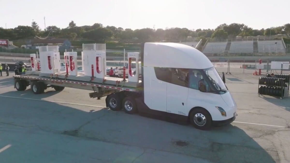 Tesla ya emplea el camión eléctrico Semi para transportar Supercargadores