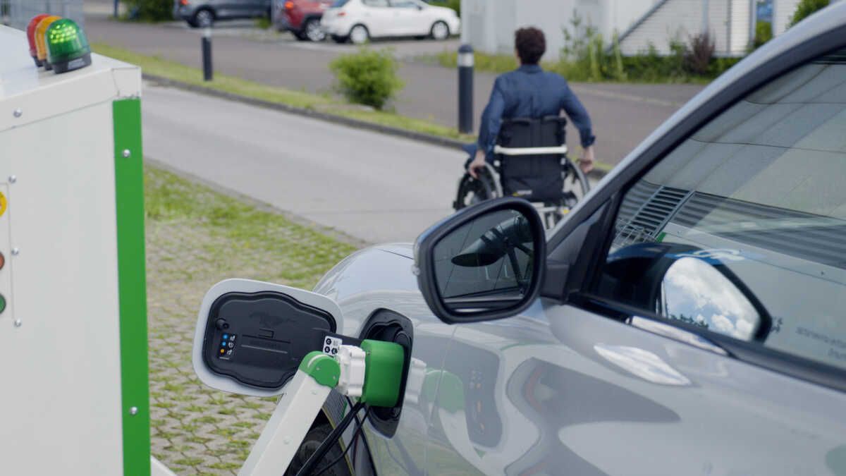 Ford prueba un brazo robótico para facilitar la recarga de coches eléctricos a las PMR