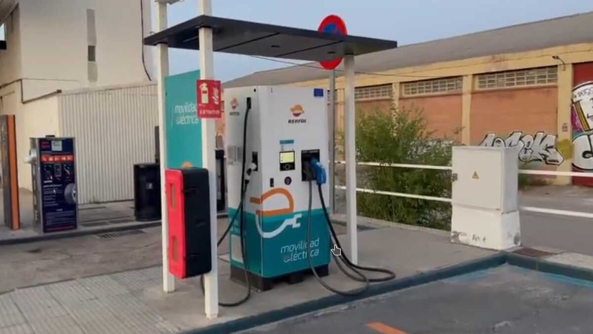 Desmontando virales: no, este punto de recarga de Repsol no se alimenta de un generador diésel