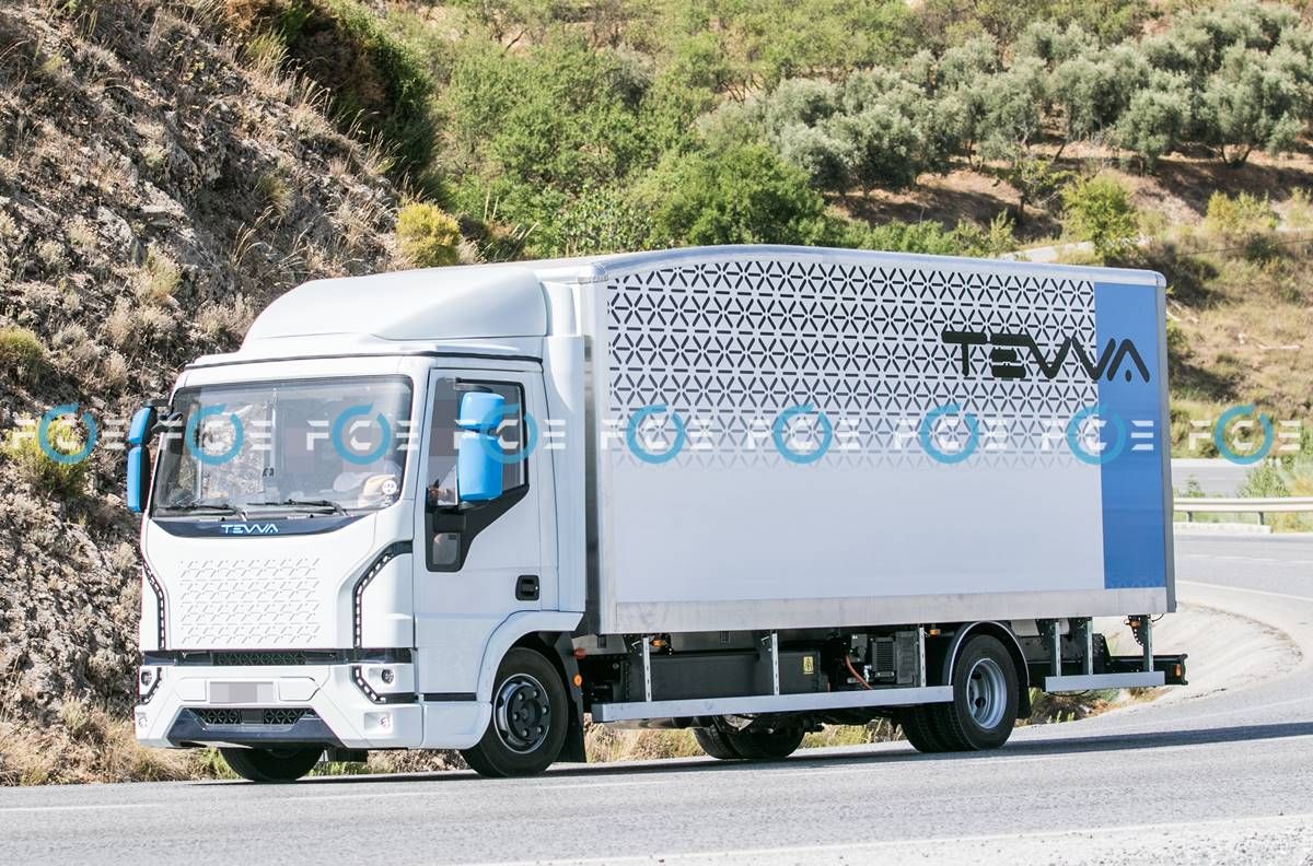 El camión eléctrico con extensor de autonomía a hidrógeno de Tevva ha sido cazado durante unas pruebas en España