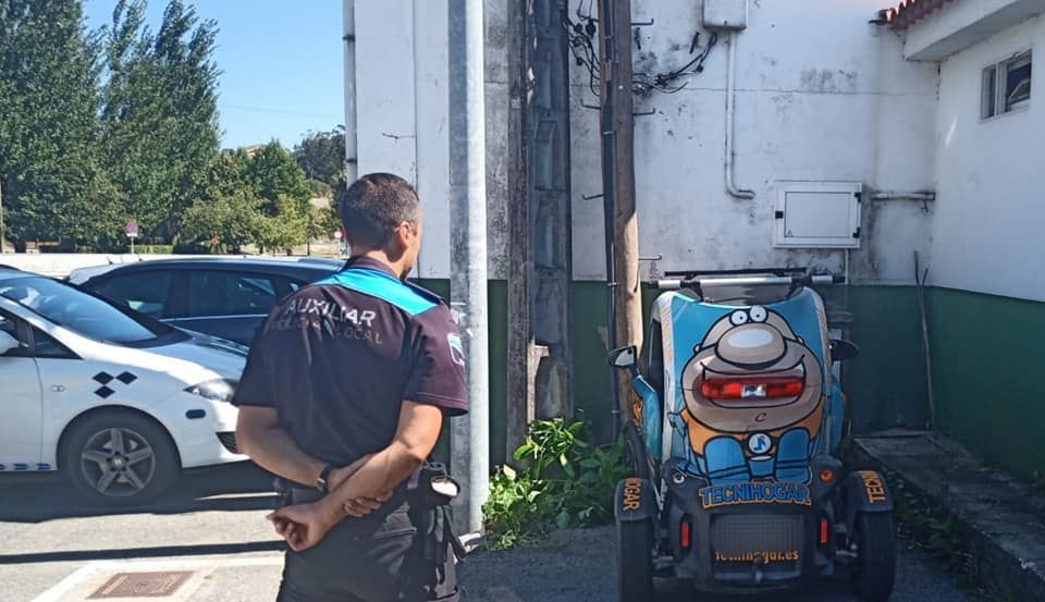 La policía denuncia a un usuario por hacer un puente a una farola y cargar su coche eléctrico