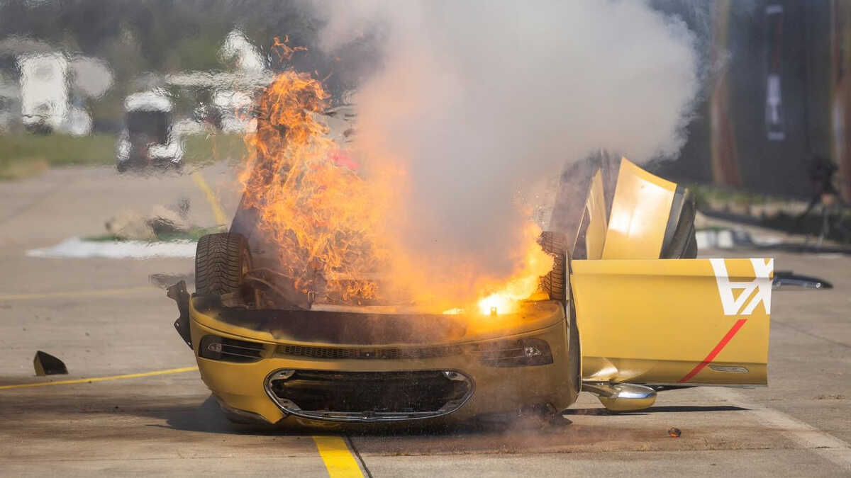 Según Axa, los coches eléctricos pueden ser más peligrosos. Han simulado un accidente e incendio de un Tesla sin baterías