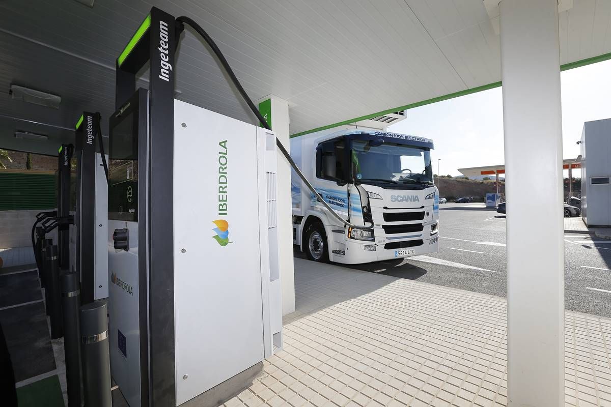 Iberdrola y Disfrimur inauguran el primer corredor para camiones eléctricos en España