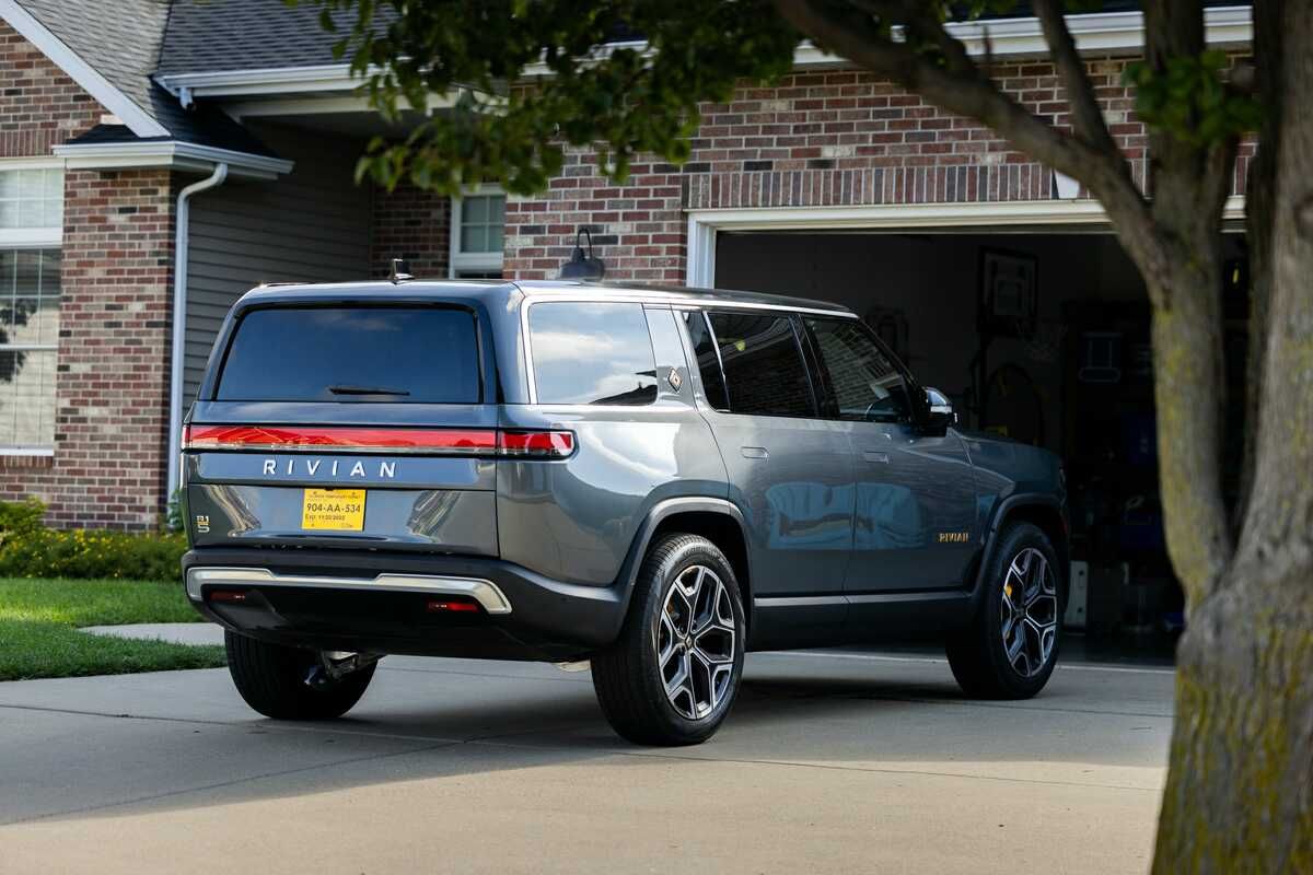 Rivian defiende el modelo de venta directa para solucionar problemas de calidad