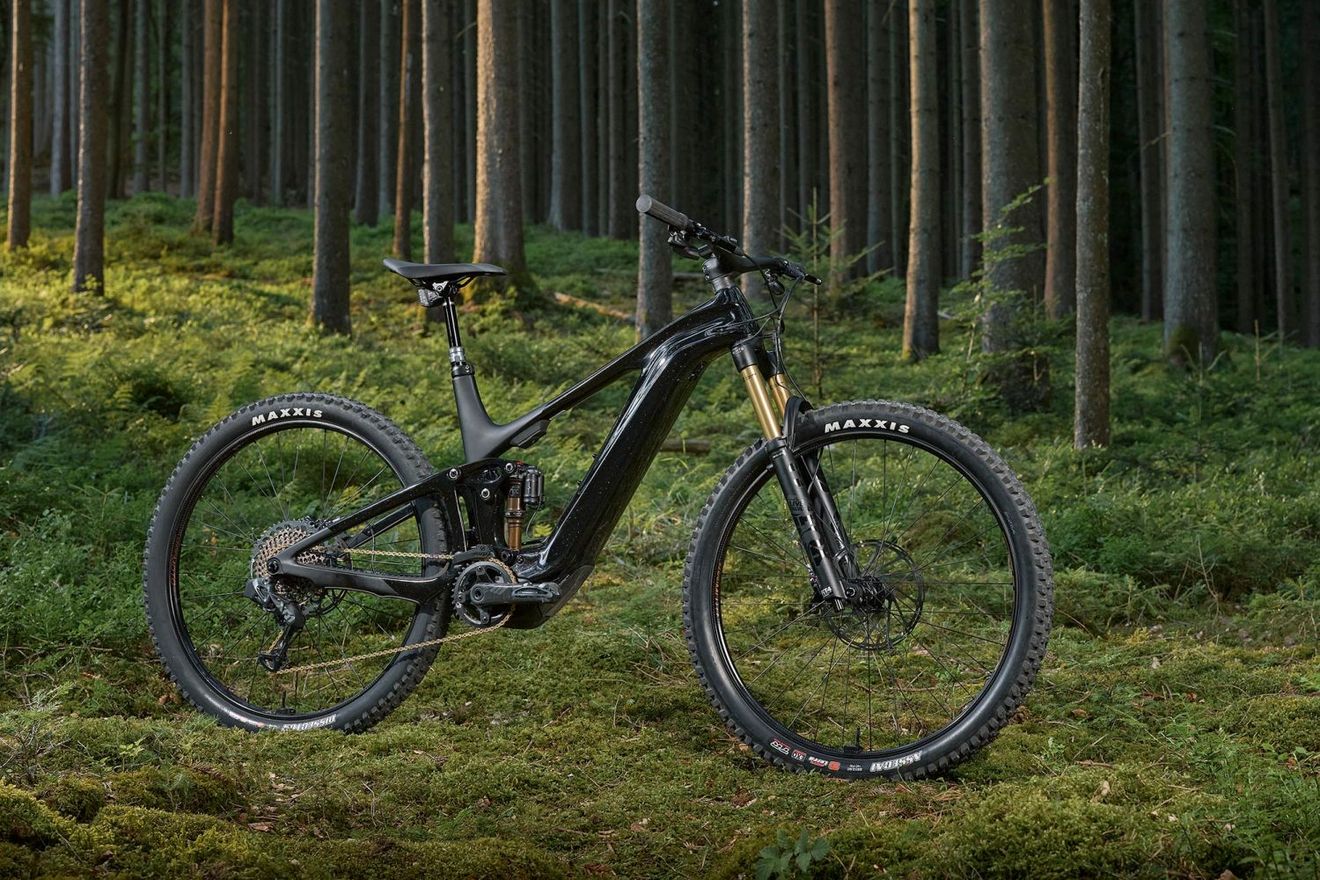 La Trance X Advanced E+ LTD es una bicicleta eléctrica con cuadro de carbono y hasta 1.050 Wh de batería