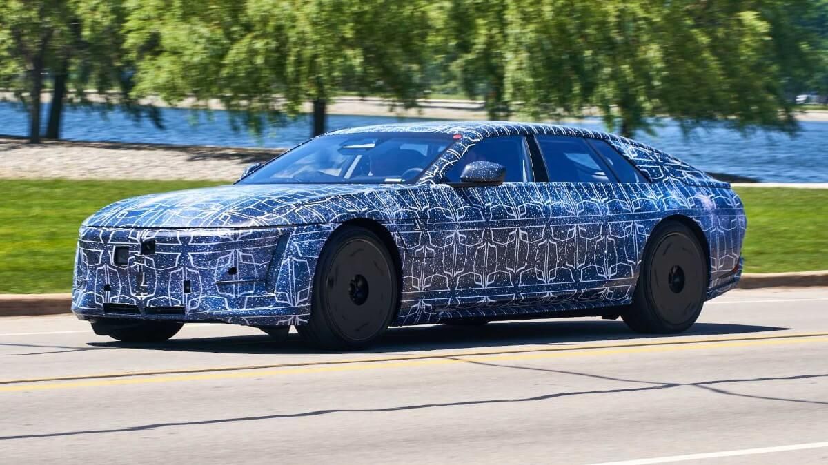 El Cadillac Celestiq definitivo comienza a rodar en carretera abierta cubierto de camuflaje