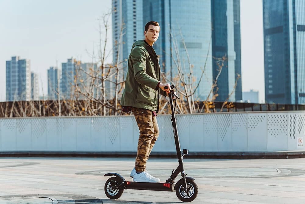 Joyor Y10 es un patinete eléctrico con 100 kilómetros de autonomía