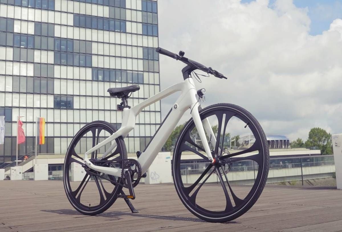 IO Blade-One es una futurista bicicleta eléctrica con cuadro de fibra de carbono y 100 km de autonomía