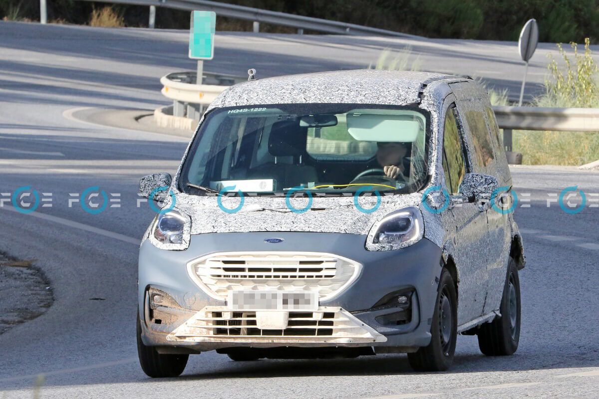 La nueva Ford Courier, cuya versión eléctrica llegará en 2024, es pillada durante sus test de desarrollo