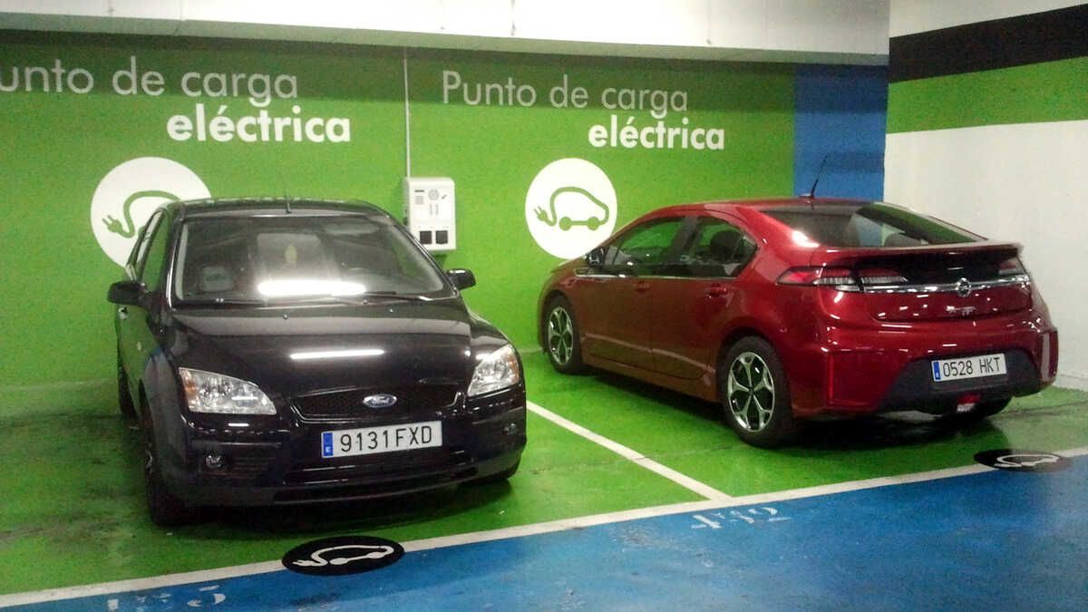 Así te pueden multar por aparcar en una plaza reservada a recarga de coches eléctricos