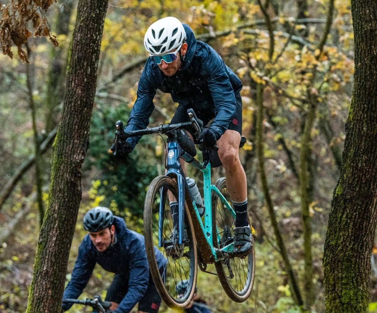 La Bianchi e-Arcadex es una bicicleta eléctrica de gravel con cuadro de carbono y 115 km de autonomía