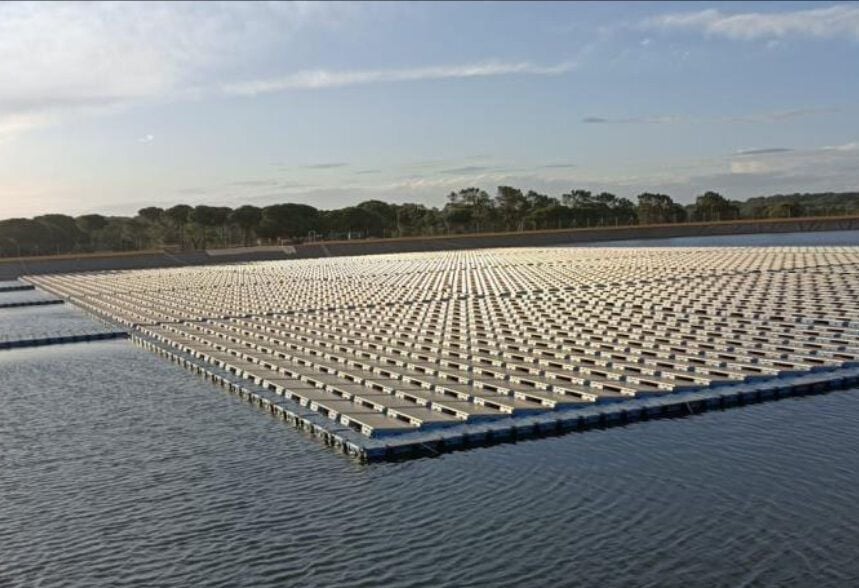 Ponen en marcha una planta fotovoltaica flotante en España para un sistema de bombeo que ayuda a luchar contra la sequía