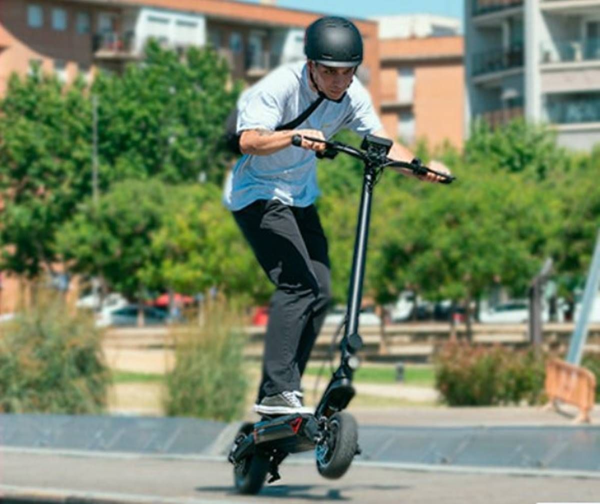 El Youin You-Go XL Max es un impresionante patinete eléctrico con motor de 800W y doble suspensión