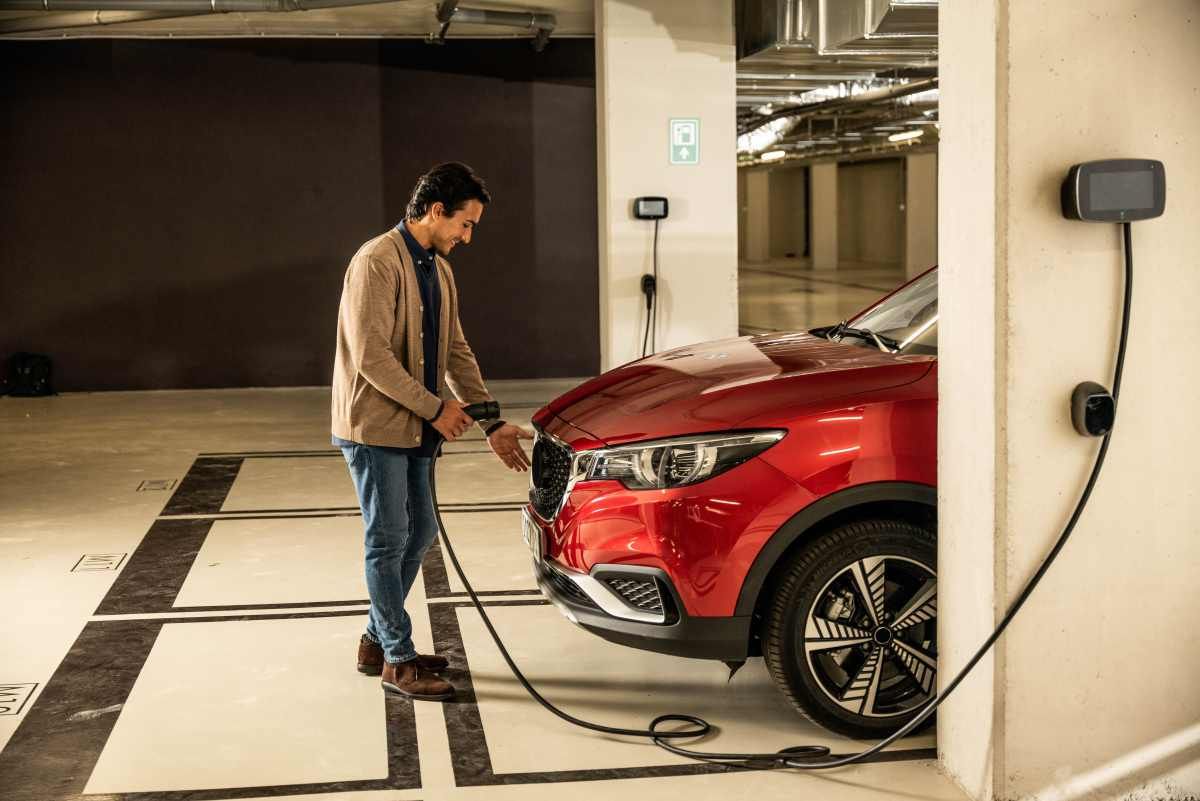 En 2022, los coches eléctricos han "repostado" hasta un 41% más barato que los modelos gasolina