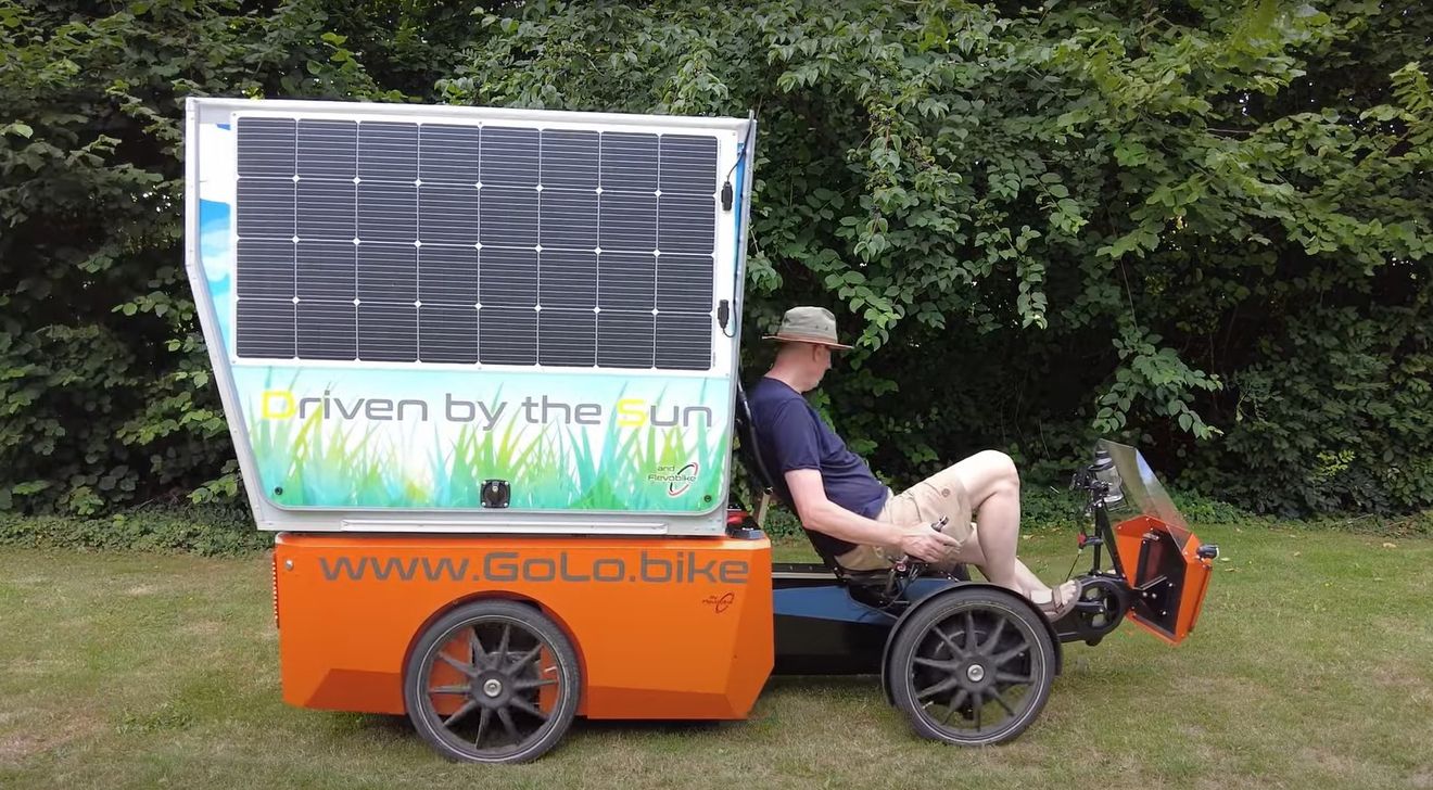 Esta bicicleta es eléctrica, tiene paneles solares e incluso una tienda de campaña