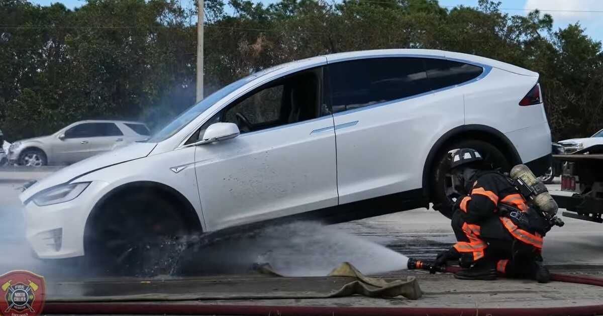 ¿Bulo a la vista? El paso del huracán Ian por Florida ha provocado incendios de coches eléctricos