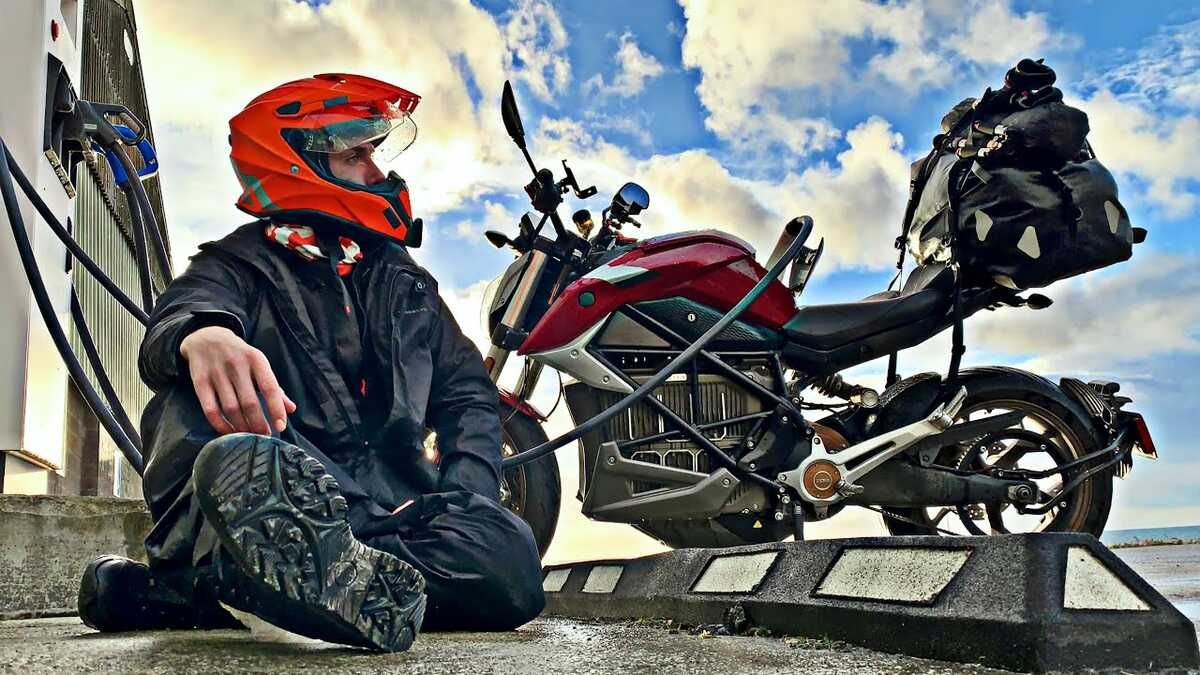 ¿Se puede dar la vuelta al mundo en una moto eléctrica? Este youtuber lo está intentando