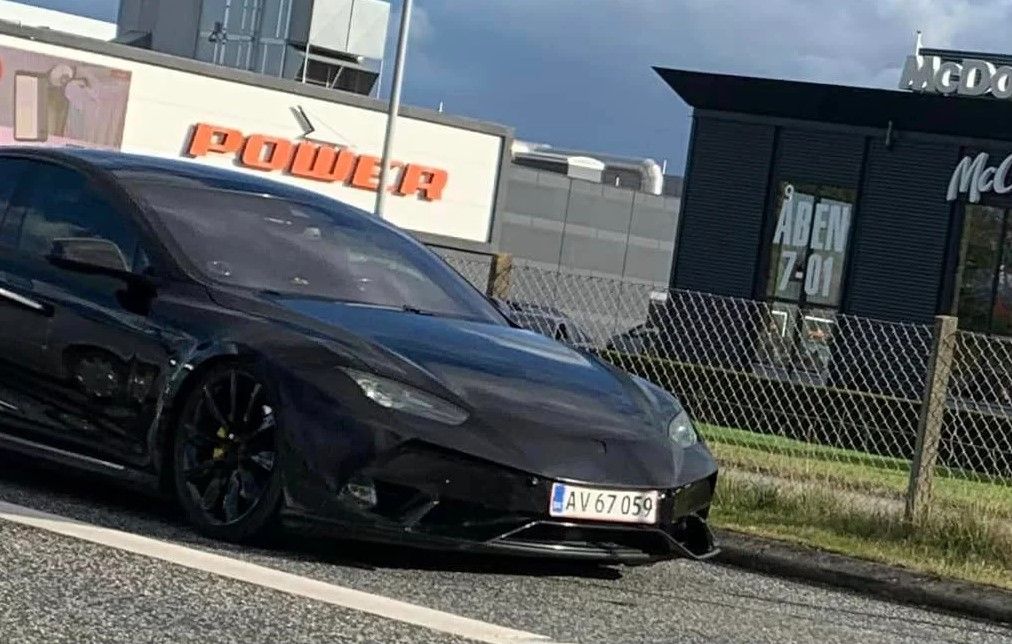 Alguien ha adaptado el frontal de un Lamborghini Huracán a un Tesla Model S, y le queda de maravilla