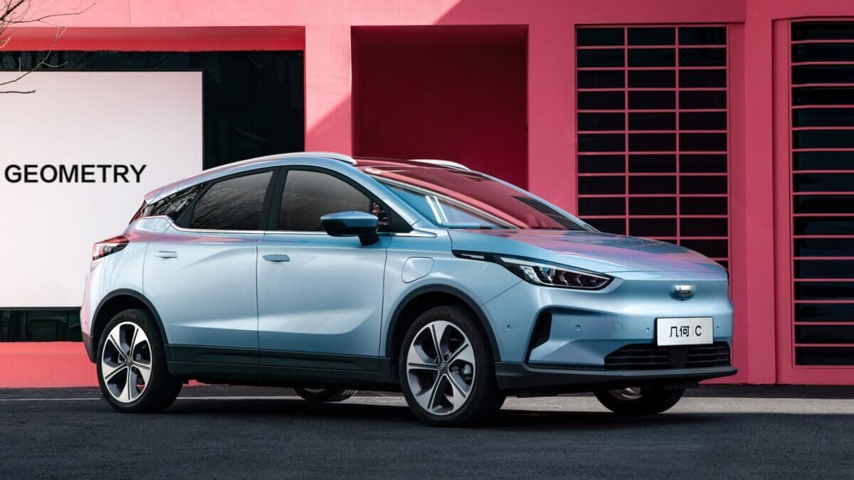 Geely llega a Europa con un compacto eléctrico rival del MG4 Electric