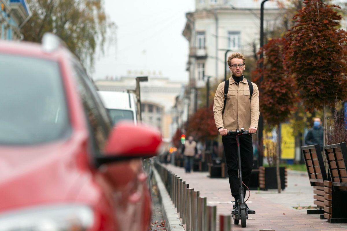 Un estudio desvela cuántas emisiones de CO2 reducen los patinetes y las bicis eléctricas