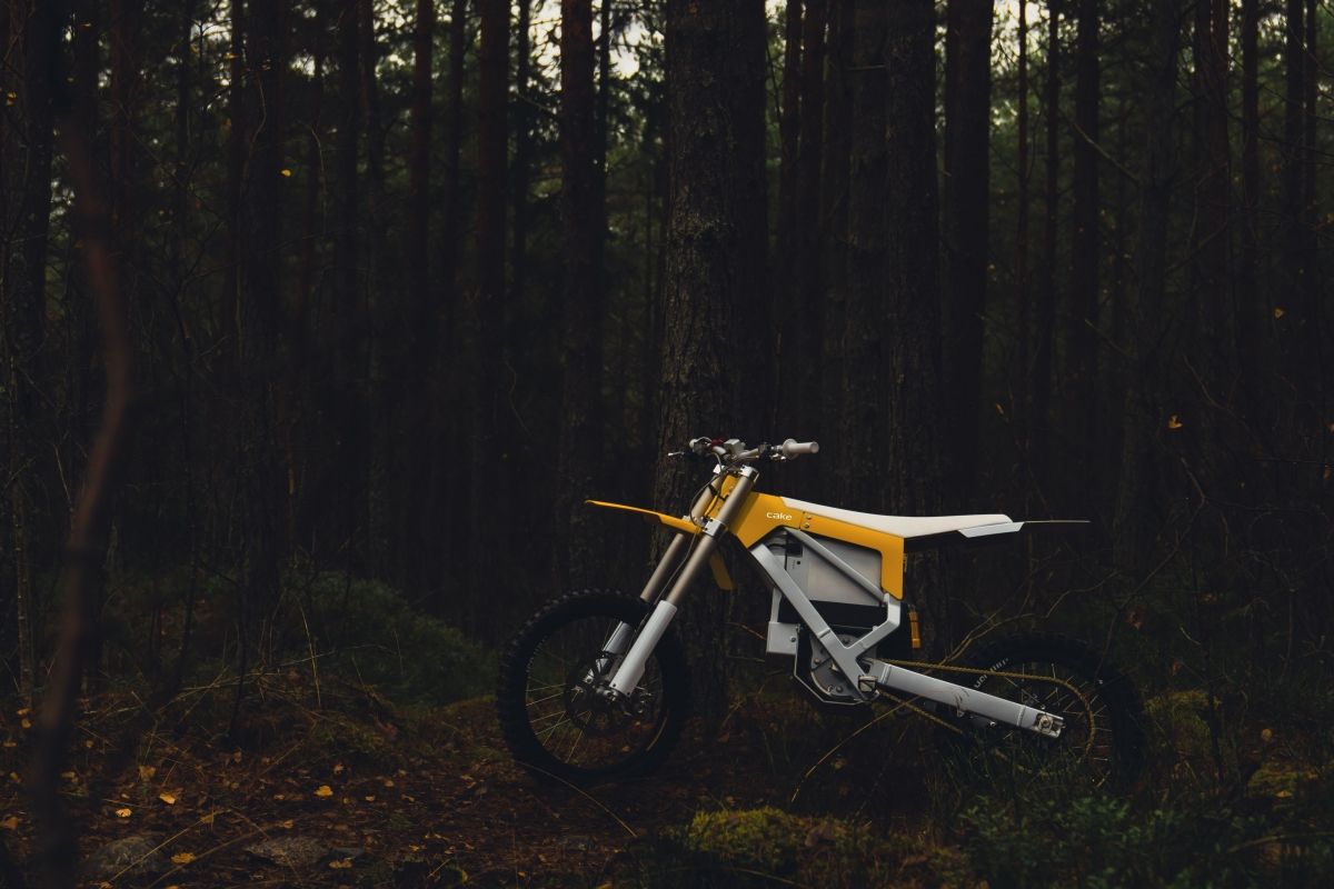 Esta motocross eléctrica con 420 Nm de par y 100 km/h de velocidad punta es un juguete silencioso para la montaña