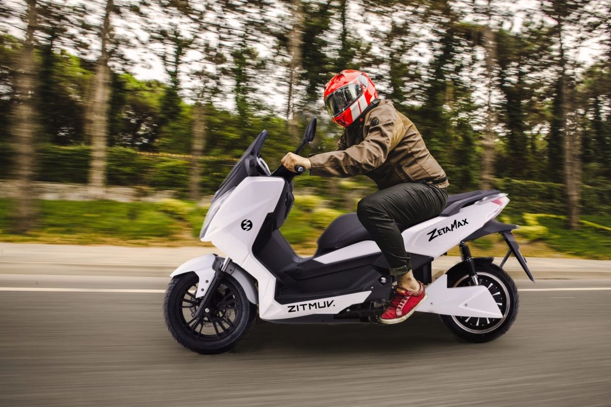 El Zitmuv Zeta Max es un maxi scooter eléctrico español con 6 kW de potencia y 170 km de autonomía