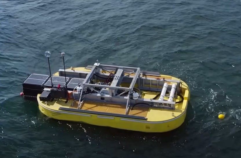 Estas boyas están hechas con plástico reciclado, y desalinizan agua usando la fuerza de las olas