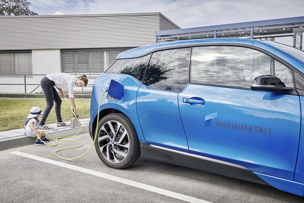 Presentan unos puntos de recarga para coches eléctricos integrados en la acera