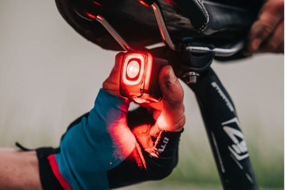 Esta luz para bicis con sensor de movimiento y freno se ve a 1,5 km y cuesta menos de 40 euros