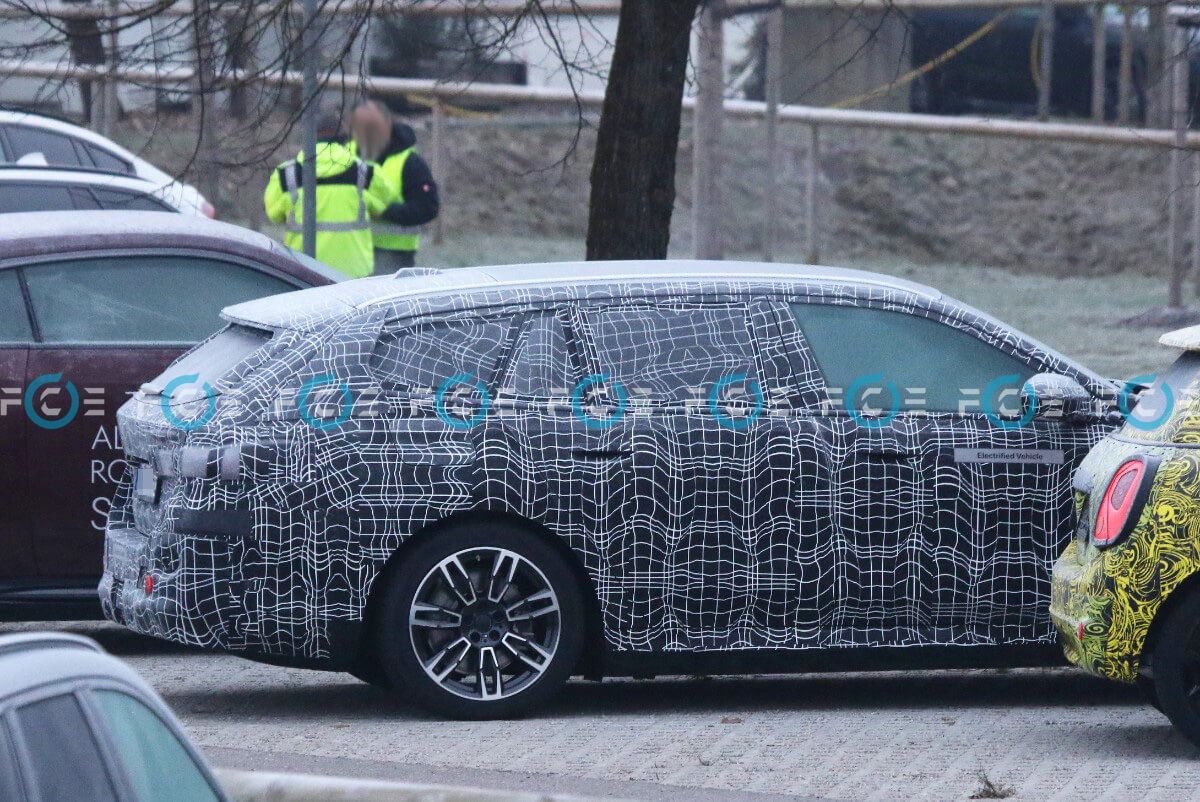 El BMW i5 Touring se deja ver cubierto de camuflaje. ¿Qué podemos esperar de este familiar eléctrico?