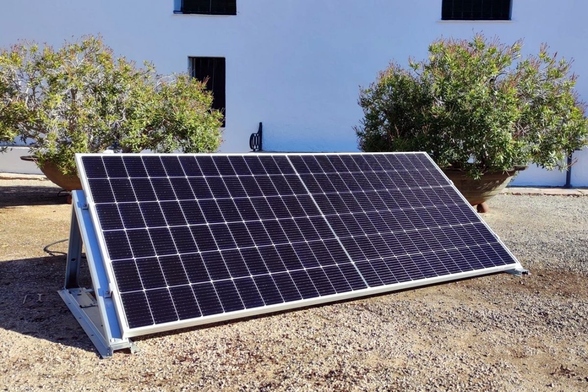 Este kit solar sin instalación cuesta 1195 euros y tiene una garantía de 25 años