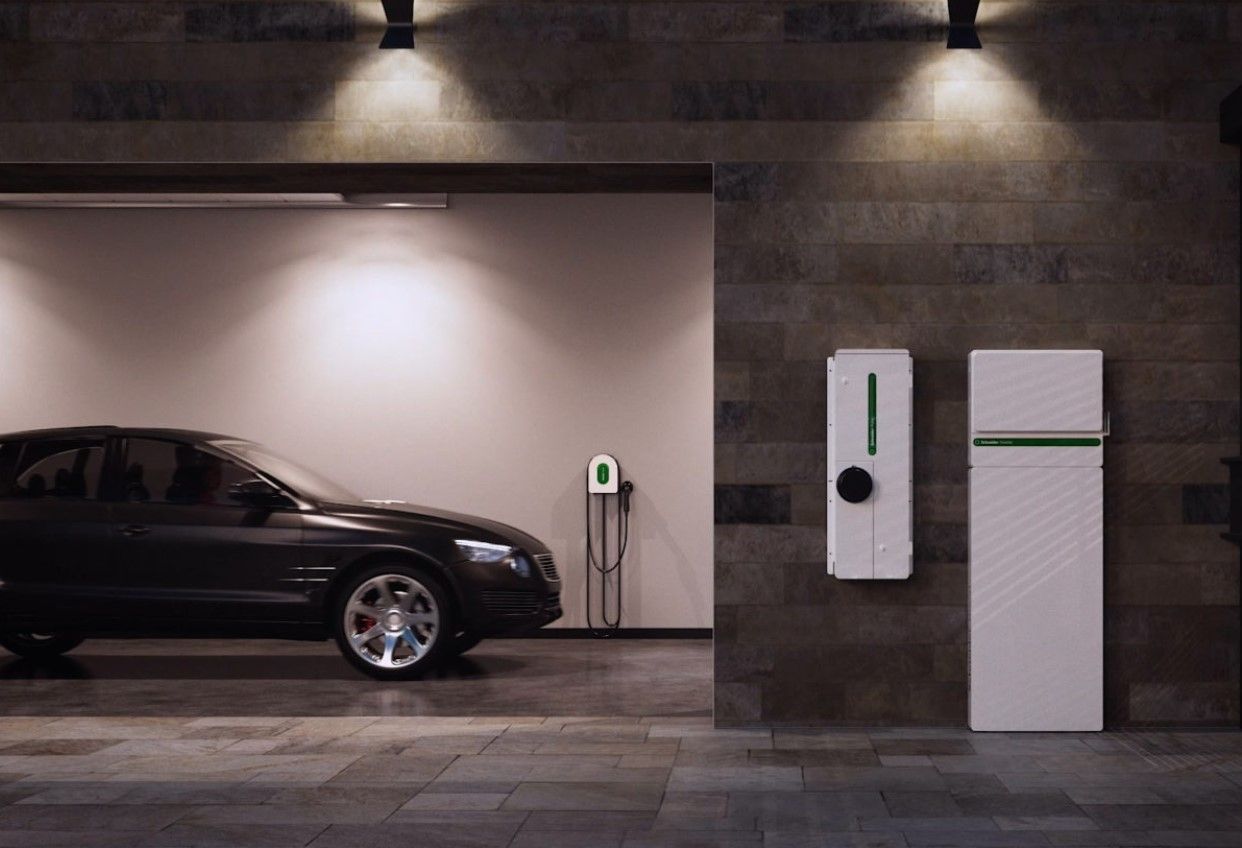 Schneider Electric presenta un sistema que integra cargador para coche eléctrico, batería de respaldo y gestor de energía