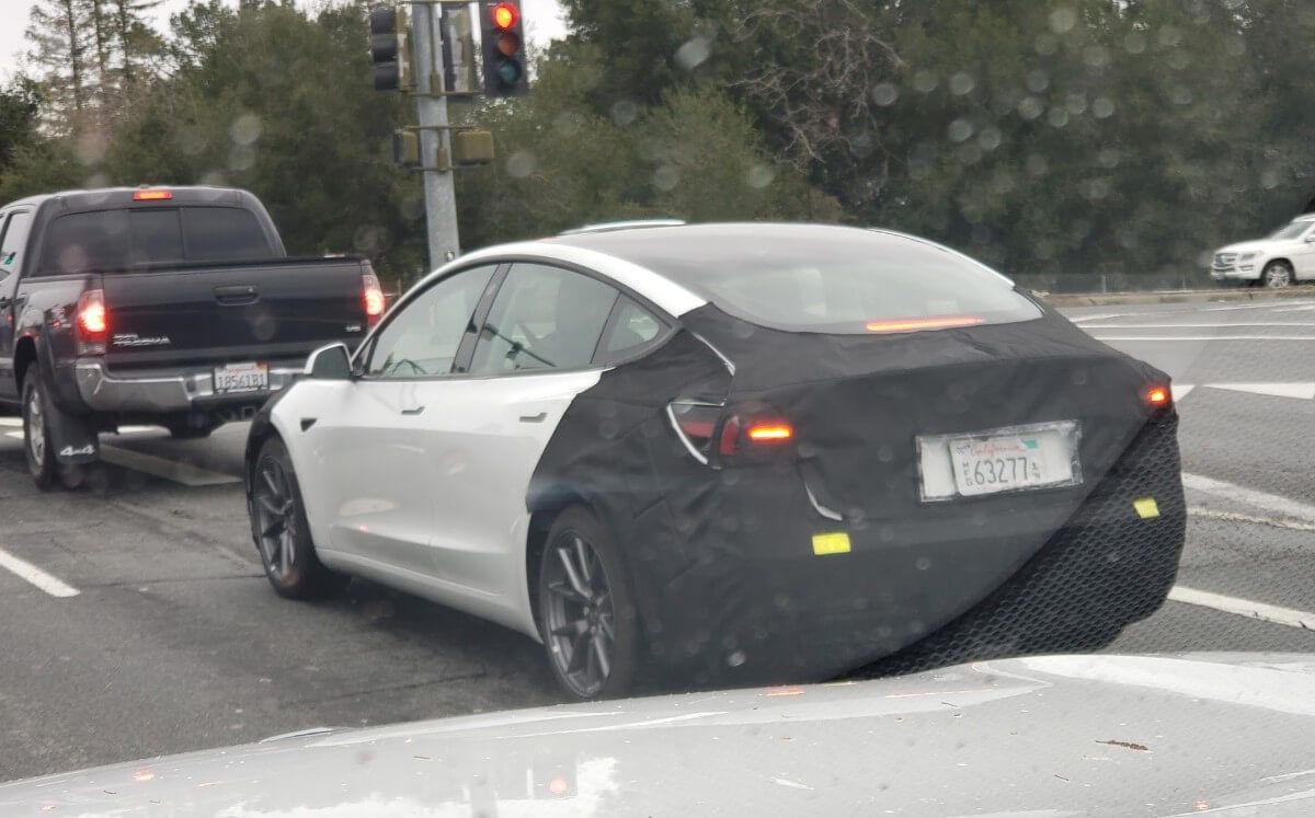 Comienza a rodar el restyling del Tesla Model 3 cubierto de camuflaje