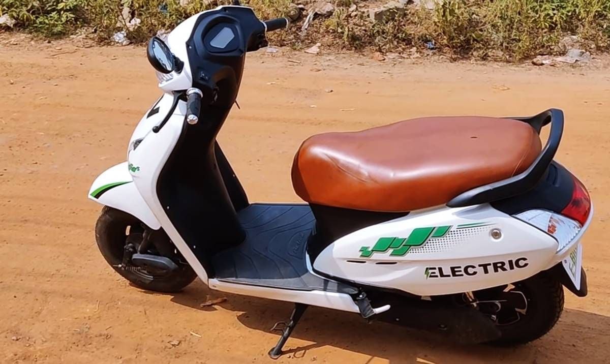 Cansado de esperar una moto eléctrica competitiva, este usuario decidió convertir su Honda Activa de gasolina por apenas 1.000 euros