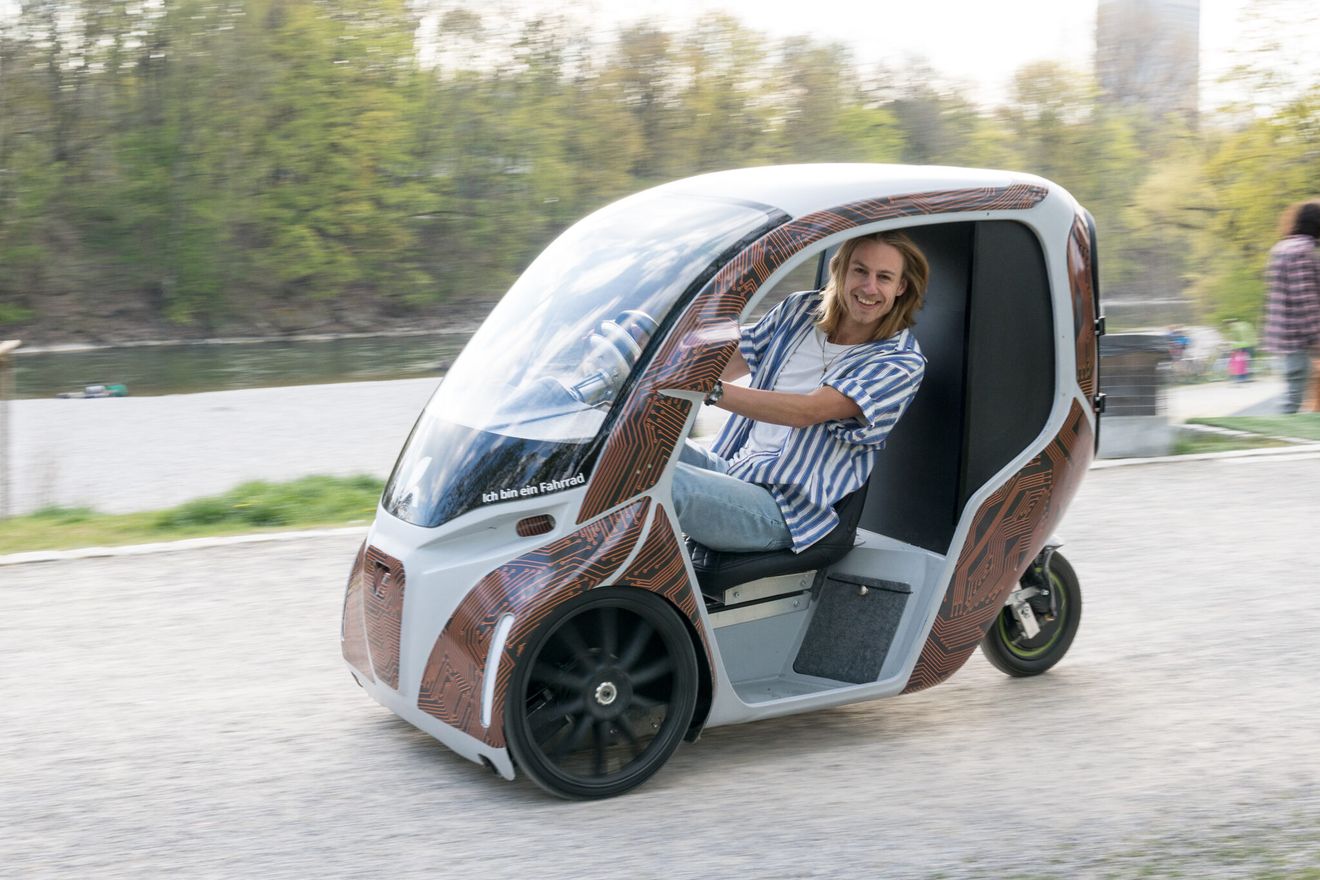 Este híbrido entre bicicleta eléctrica y coche tiene capacidad para dos personas y 120 km de autonomía