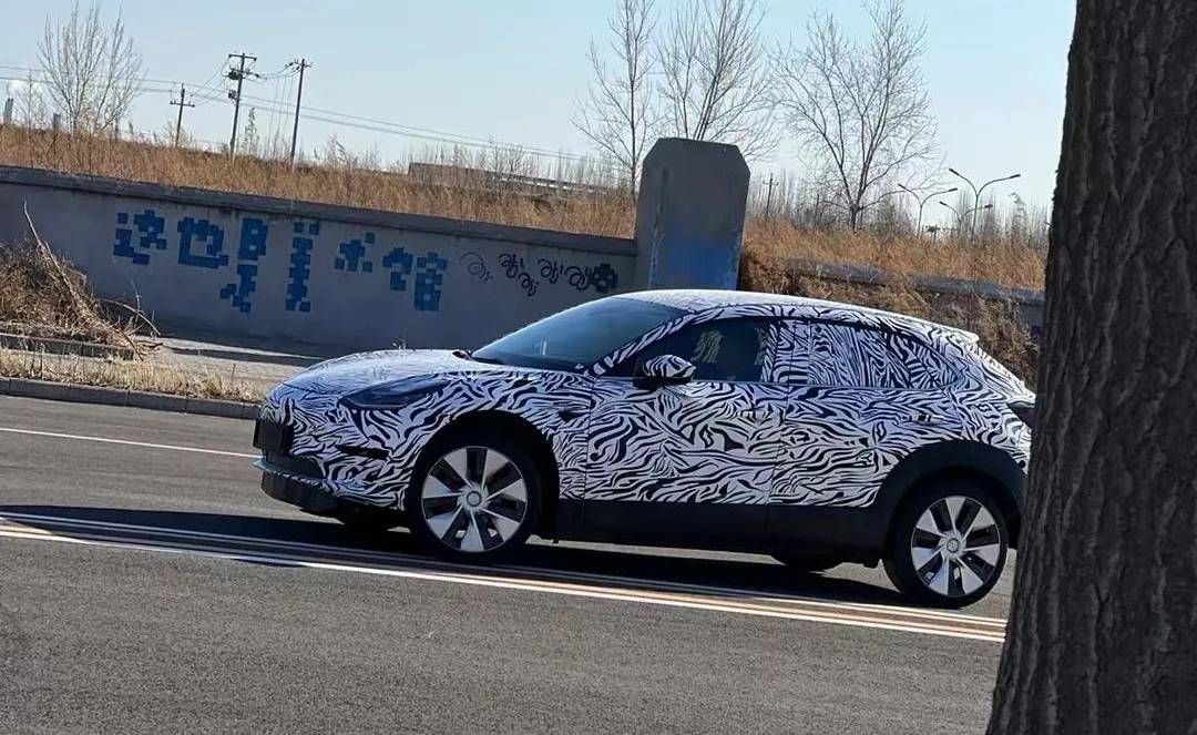 Avistado un posible Tesla Model 2. ¿Mula de Tesla, o de Mazda?