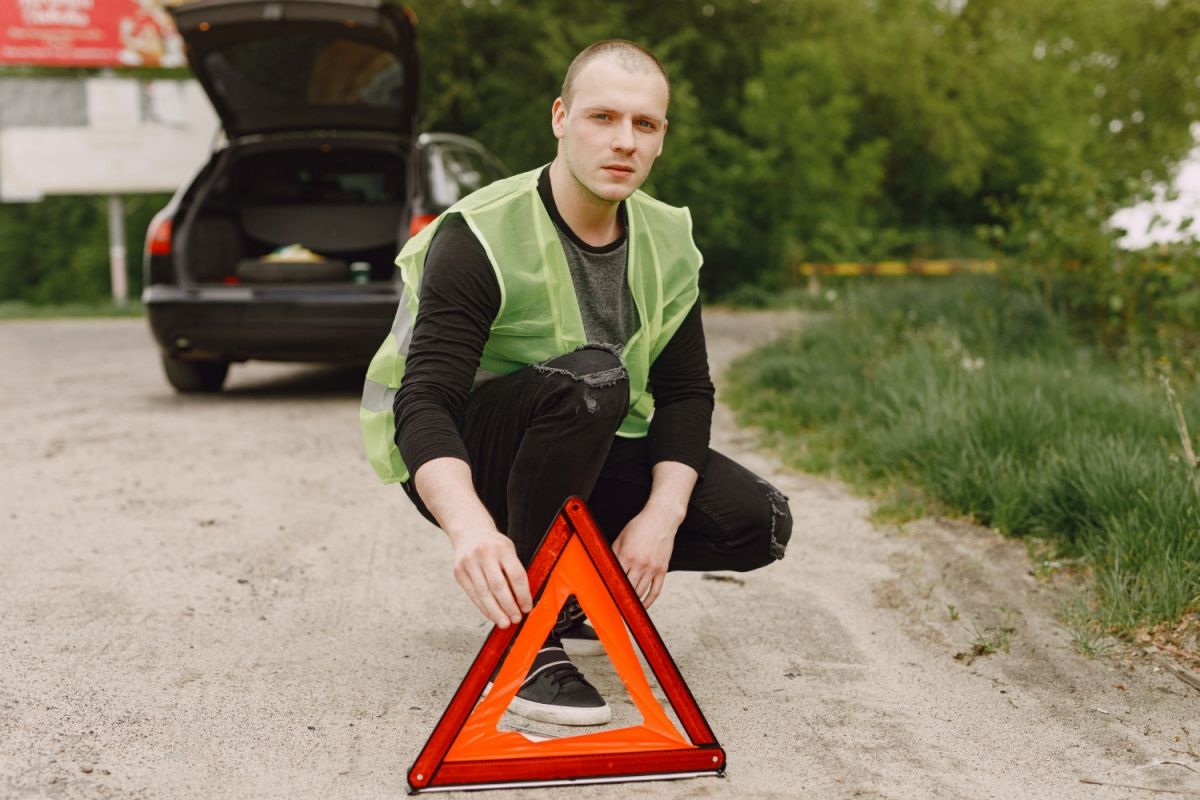 El equipamiento obligatorio que debes llevar en el coche y en la moto