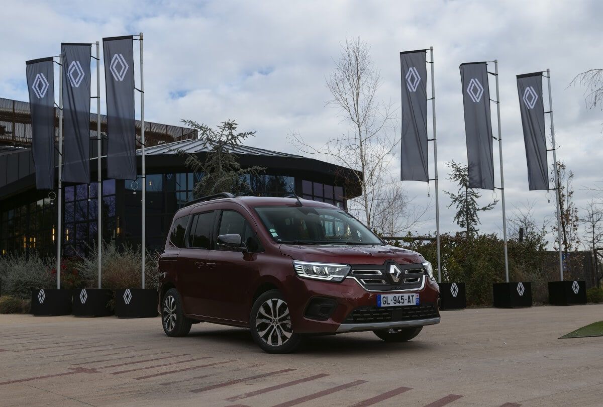 La Renault Kangoo E-TECH con carrocería combi ya tiene precio en España: desde 39.204 euros