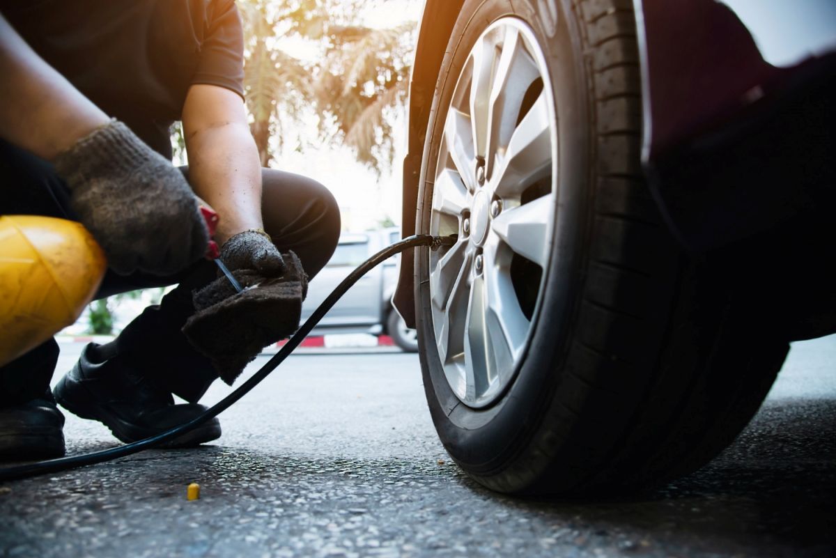 tecnico-inflando-neumatico-automovil-concepto-seguridad-transporte-servicio-mantenimiento-automovil
