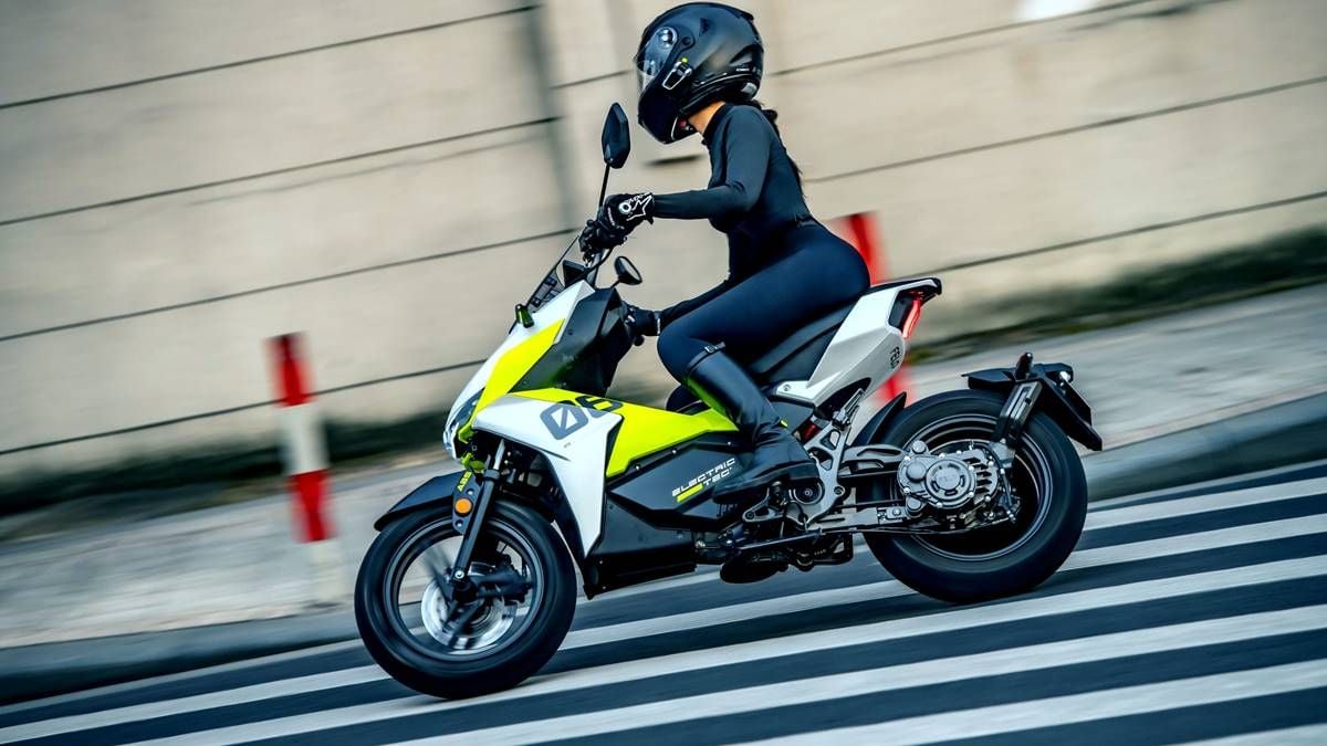 FELO FW-06. Un scooter eléctrico deportivo que llega a los 125 km/h y los 140 km de autonomía