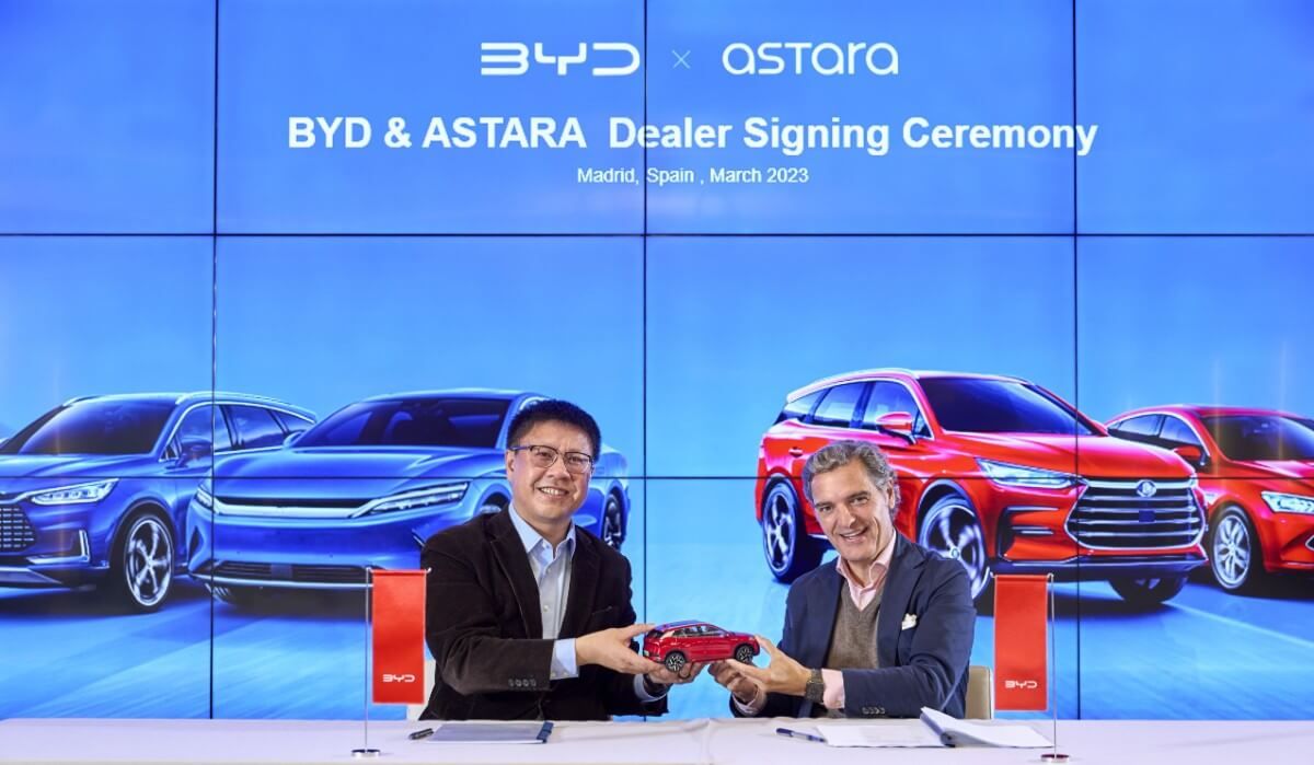 La marca china BYD comienza su andadura en España asociándose con tres importantes grupos de concesionarios