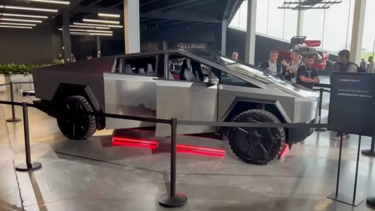 Tesla muestra la Cybertruck de preproducción con numerosas novedades frente al prototipo original. ¿Cuáles son?