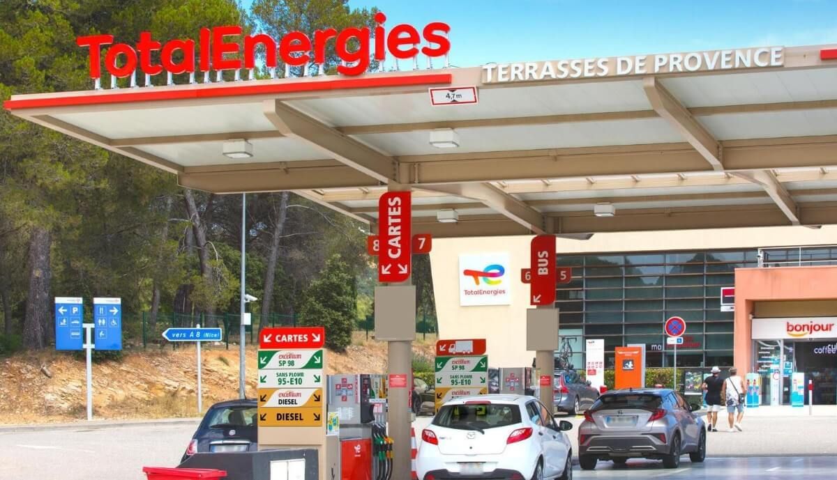 ¿Se acerca el fin? TotalEnergies venderá 1.600 gasolineras en Europa para centrarse en los puntos de carga y el hidrógeno