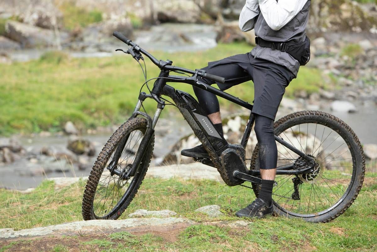 Chollo a la vista. Decathlon baja un 11% el precio de su bici eléctrica Rockrider E-ST 500