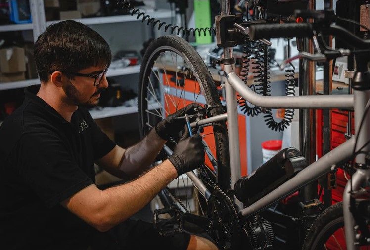 Spring Bikes nos permite electrificar fácilmente nuestra actual bici, o comprar una reacondicionada