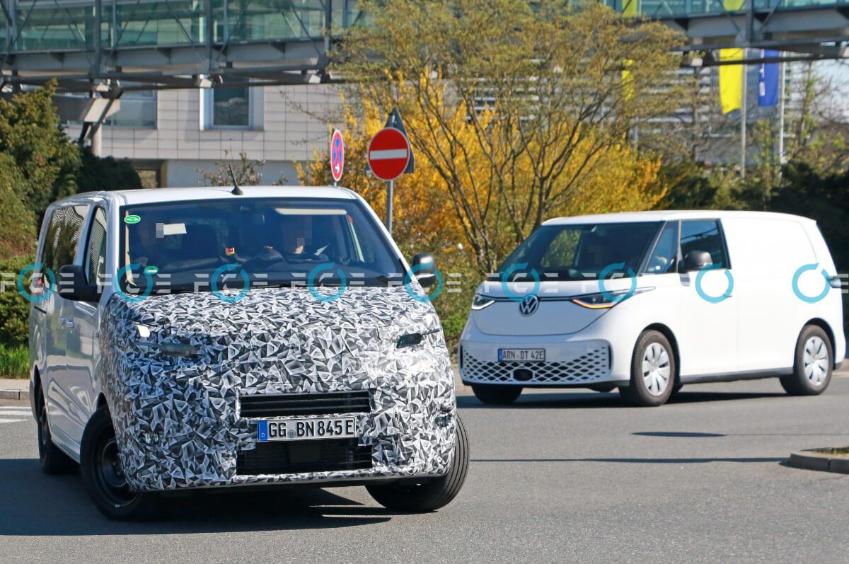 Stellantis comienza a testar el restyling de sus furgonetas eléctricas medianas en compañía de la Volkswagen ID. Buzz