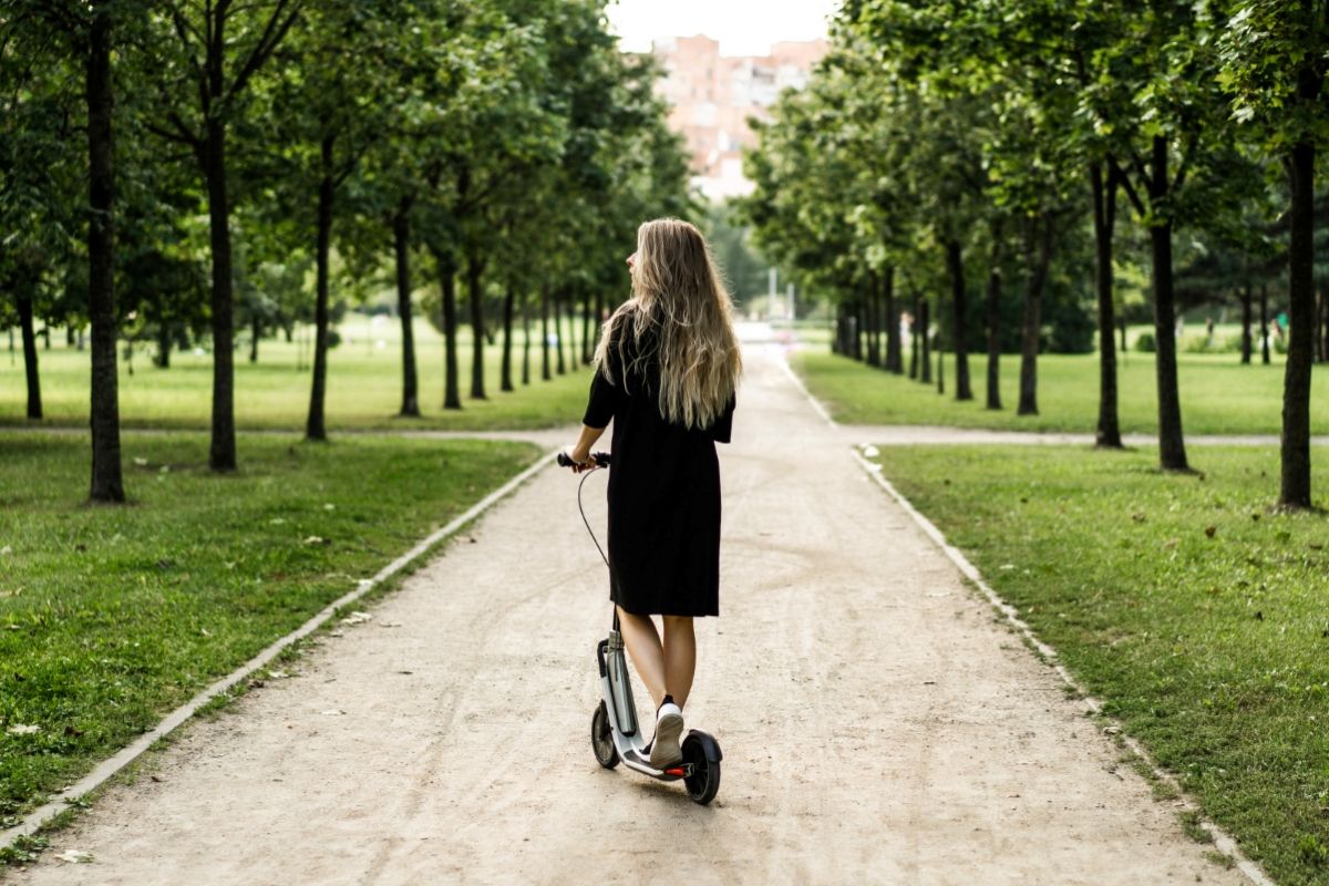 París los prohíbe, pero este estudio afirma que los patinetes eléctricos mejoran el bienestar de quienes los utilizan