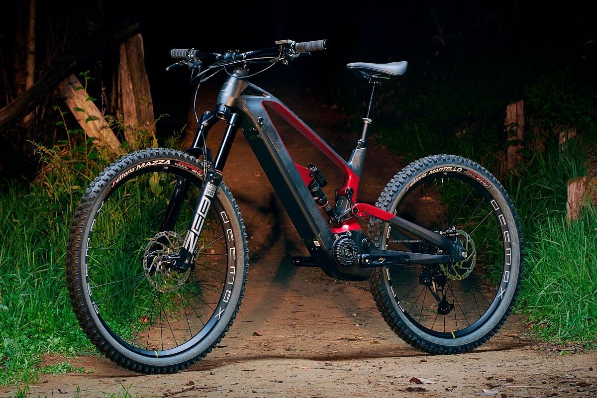 La Olympia Hammer es una bici eléctrica de montaña de carbono, doble suspensión y 90 Nm de par